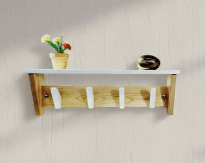 علاقة ملابس مع مسند