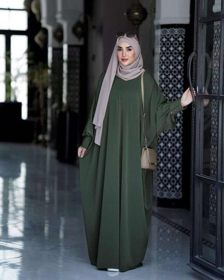 ملابس نسائية وعباءات