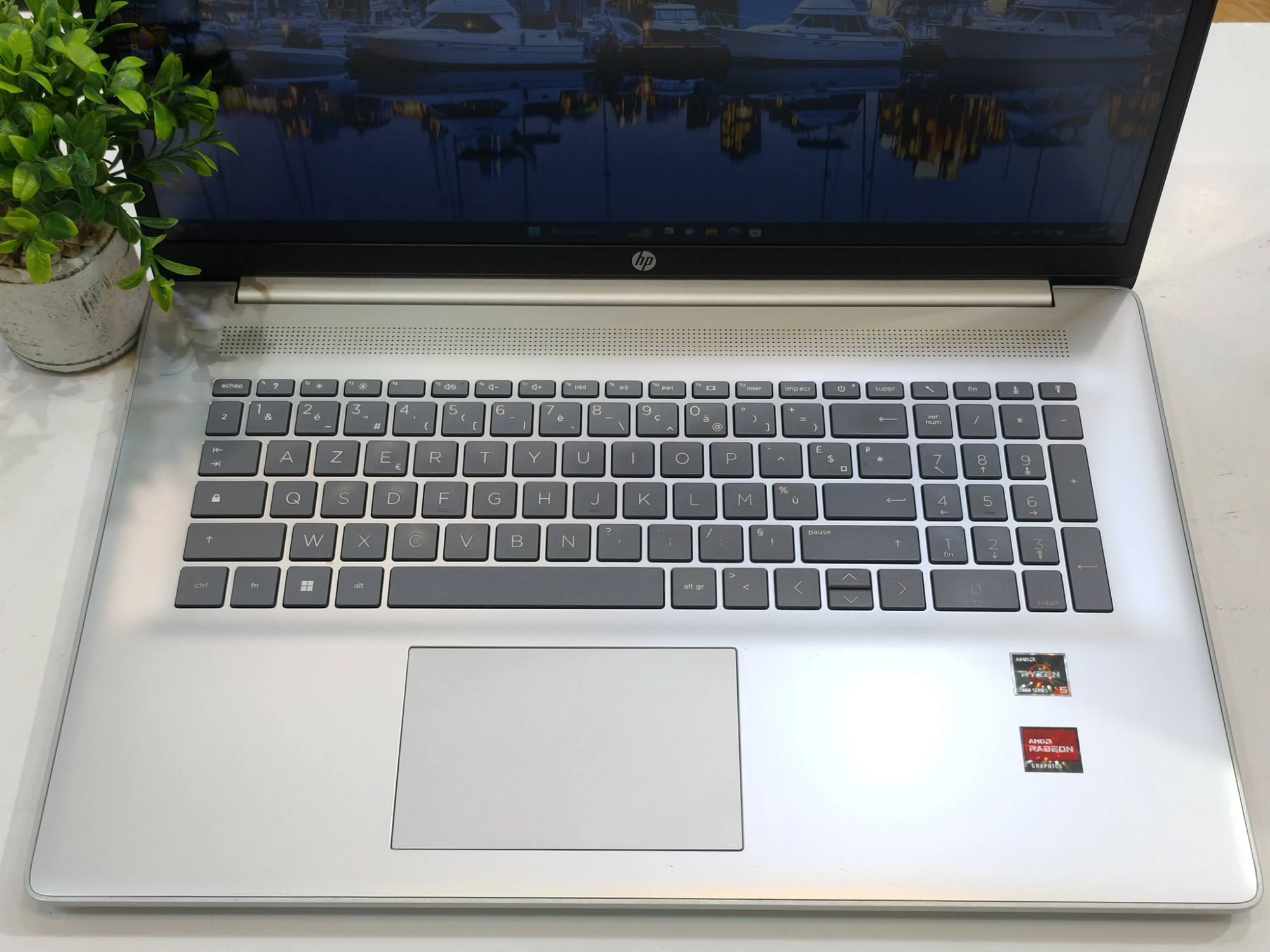HP Laptop 17 AMD Ryzen 5-16GB 512ssd 17P