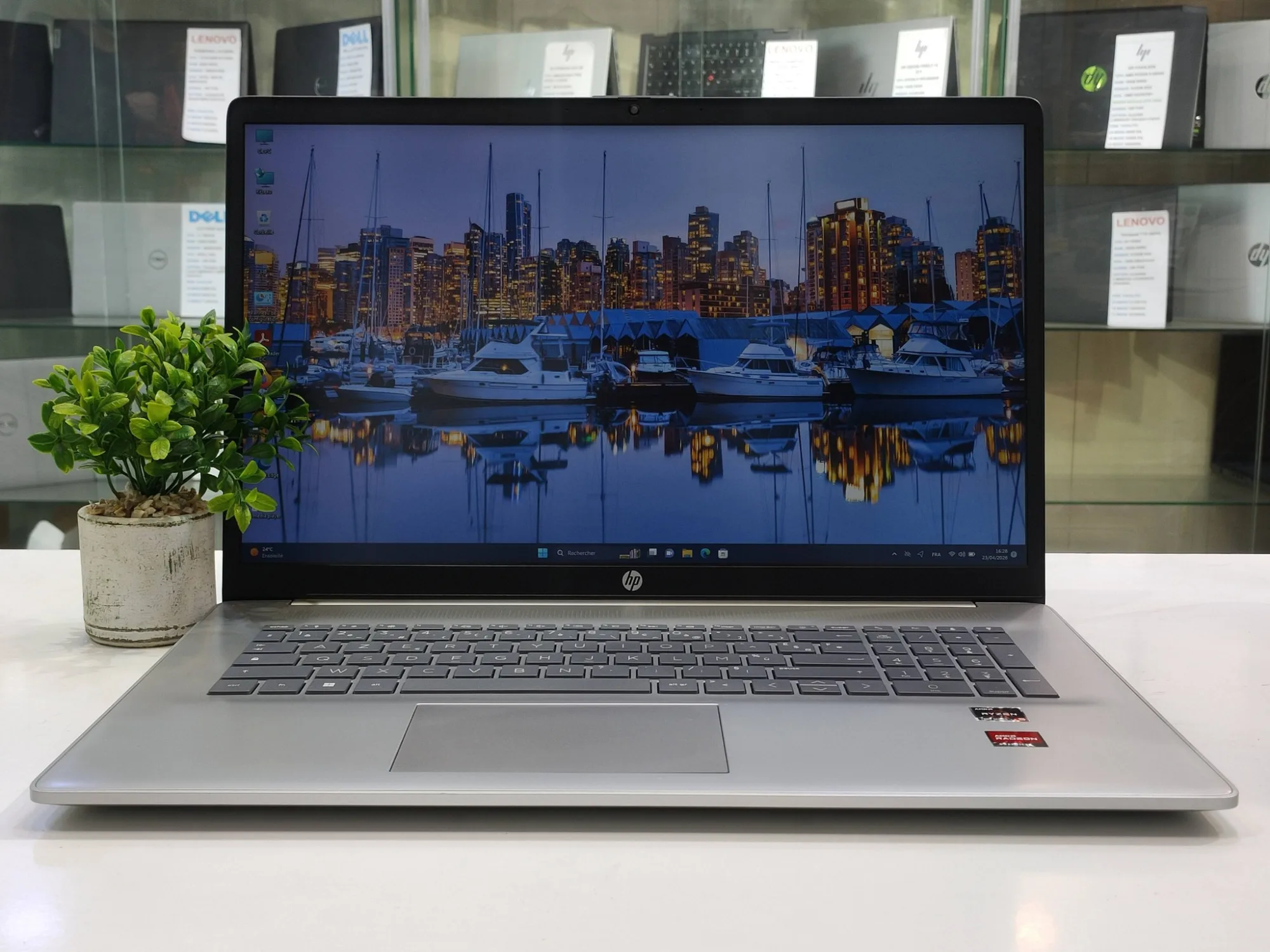 HP Laptop 17 AMD Ryzen 5-16GB 512ssd 17P