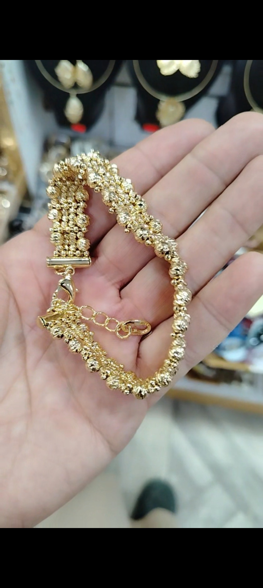 طقم المجوهرات الذهبي الفاخر