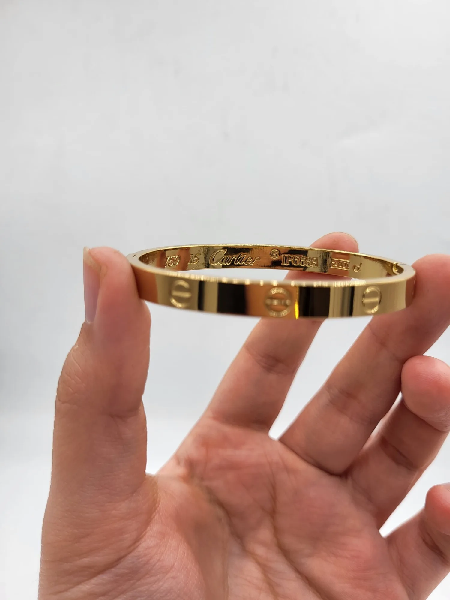 Bracelet Cartier Love simple acier inoxydable, gravé Cartier, disponible en tailles : 15, 16, 17